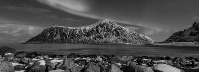 9698165/lofoten-nordlichter-aurora-borealis-gettyimages-545656578-erweitert-0_1662561988514.jpg