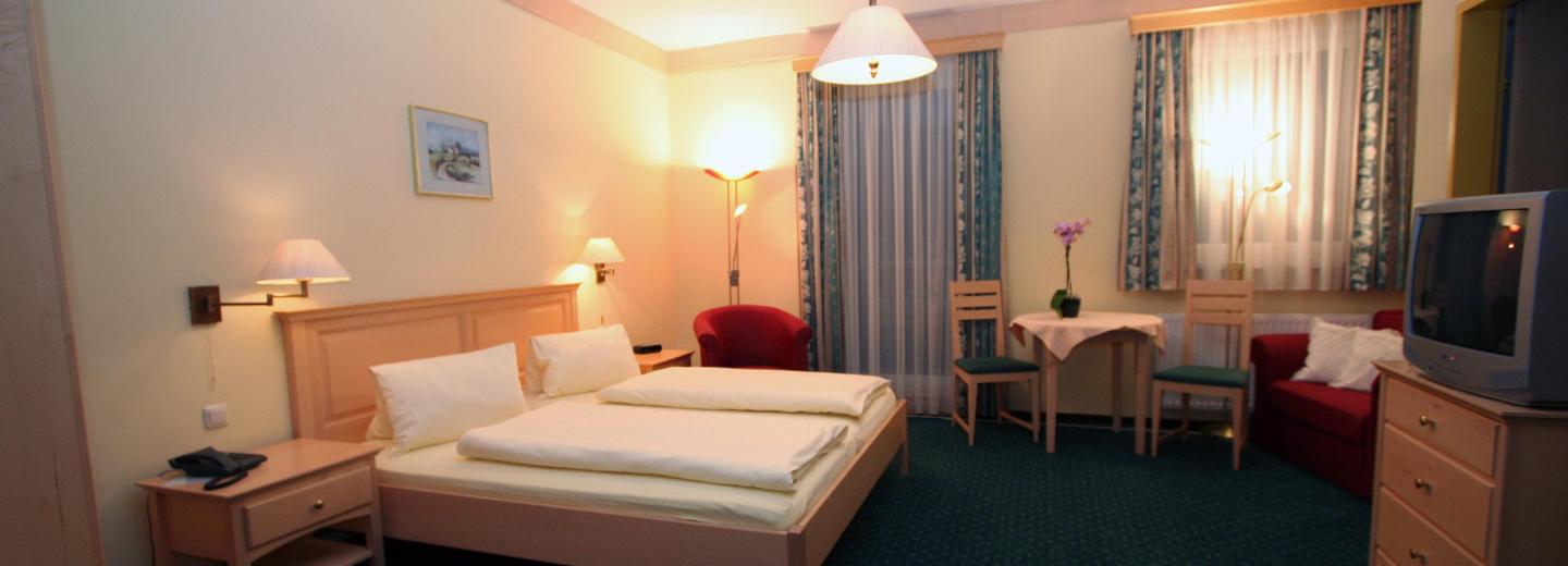 © Eurotours „Wohlfühlzimmer” erkélyes kétágyas szoba kilátással a hegyekre