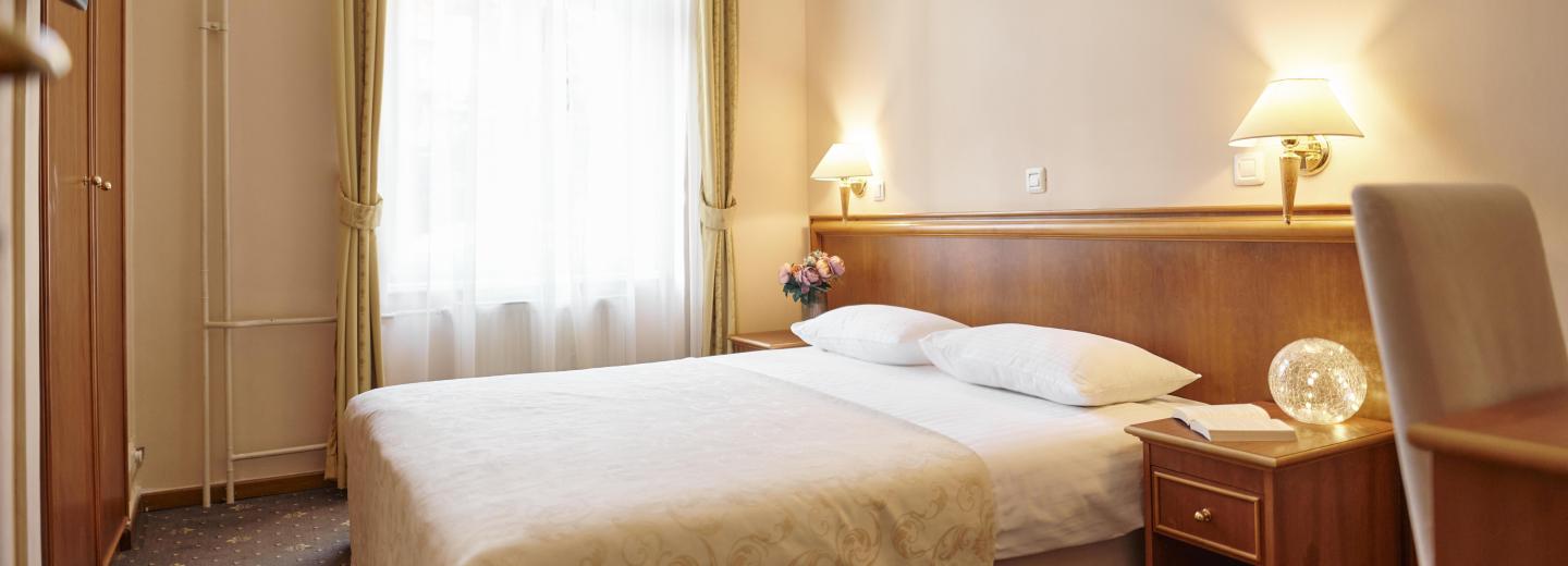 © Eurotours Kétágyas Szoba Utca Oldal