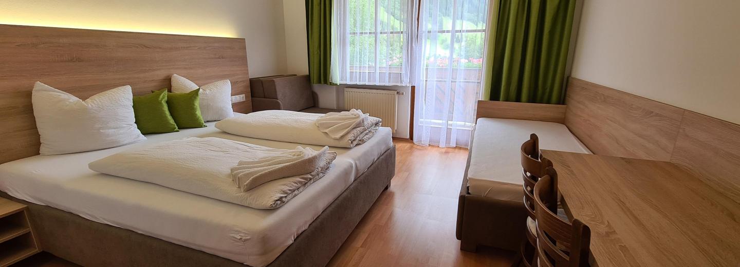 © Eurotours családi szoba erkély kilátás a hegyekre "Family Comfort"