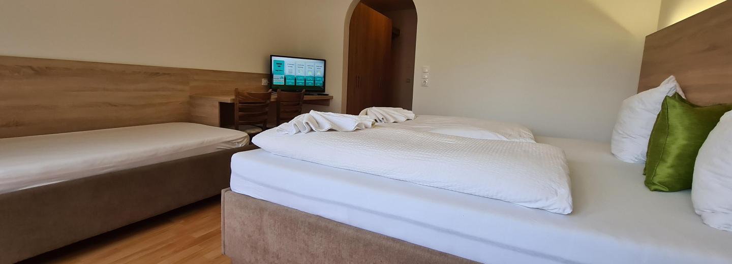 © Eurotours comfort Családi szoba erkély a hegyekre néző kilátás