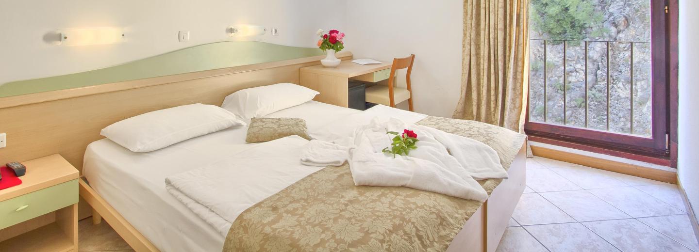 © Maslinica hotels & resort deluxe Kétágyas szoba erkély tengerre néző kilátás