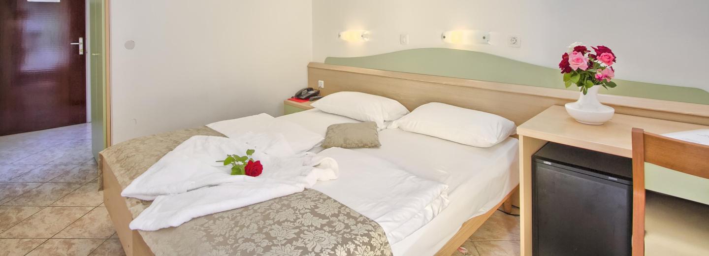 © Maslinica hotels & resort deluxe Kétágyas szoba erkély tengerre néző kilátás