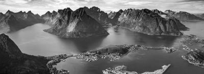 9814353/lofoten-norwegen-gettyimages-626466840-erweitert-0_1738764880012.jpg