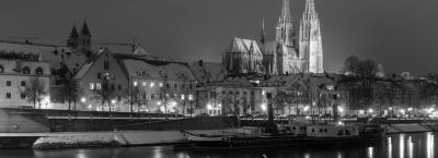 9816239/regensburg-deutschland-stadt-winter-nacht-gettyimages-526215225-0_1760694089954.jpg