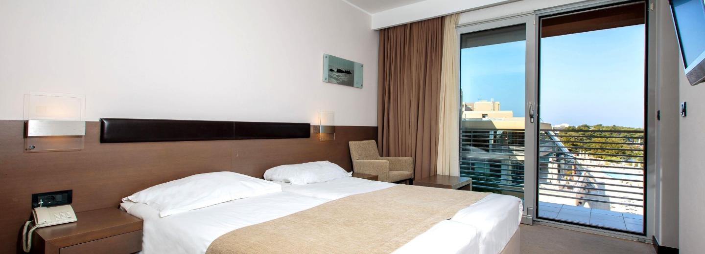 © Eurotours Zimmerbeispiel, Dreibettzimmer (DBZ) „Premium Balkon Meerblick P3BM“