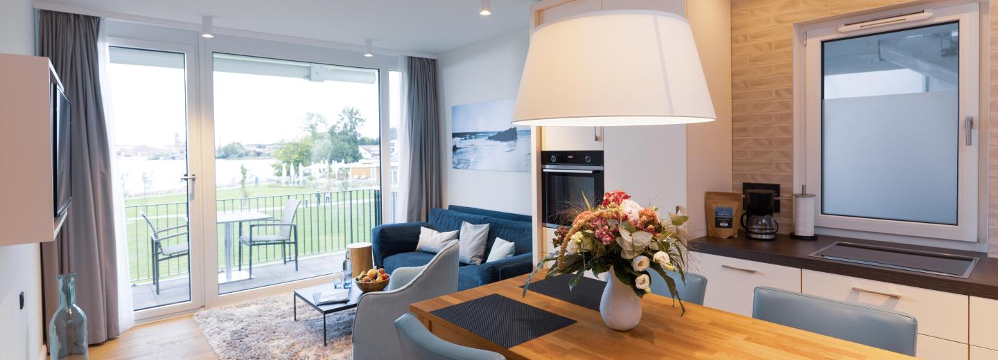© Eurotours Beispielzimmer Appartement Balkon Seeblick Aurora Müritzblick