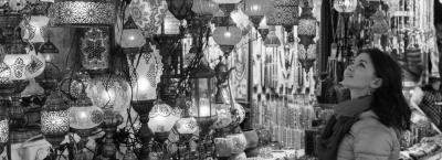 9820922/turkei-istanbul-frau-lampen-basar-gettyimages-1330242452_1749760130163.jpg