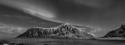 9821292/lofoten-nordlichter-aurora-borealis-gettyimages-545656578-erweitert-0_1751295115468.jpg