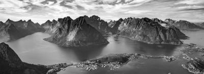 9822291/lofoten-norwegen-gettyimages-626466840-erweitert-2-_1753431723311.jpg