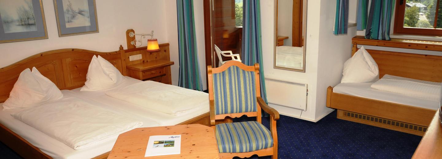 © Eurotours Szoba példa, kétágyas szoba erkéllyel a Haus Schöneck vagy Hochkönig épületben