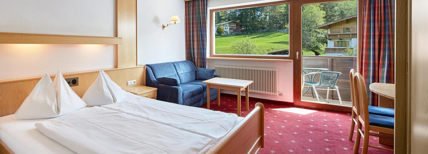 © Eurotours Zimmerbeispiel, Vierbettzimmer Standard Balkon Tirol