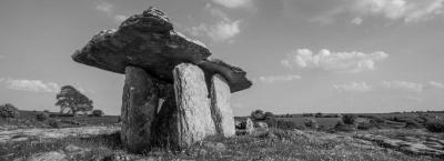 9823957/irland-burren-poulnabrone-dolmen3-ireland-content-pool_1756885261196.jpg