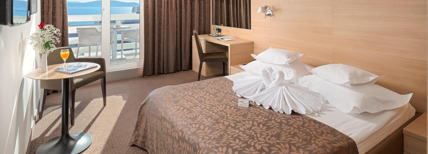 © Eurotours Szoba példa, „Superior balcony” kétágyas szoba