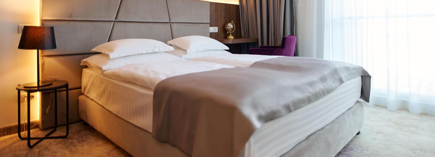 © Eurotours Zimmerbeispiel, Doppelzimmer „Standard Meerseite“