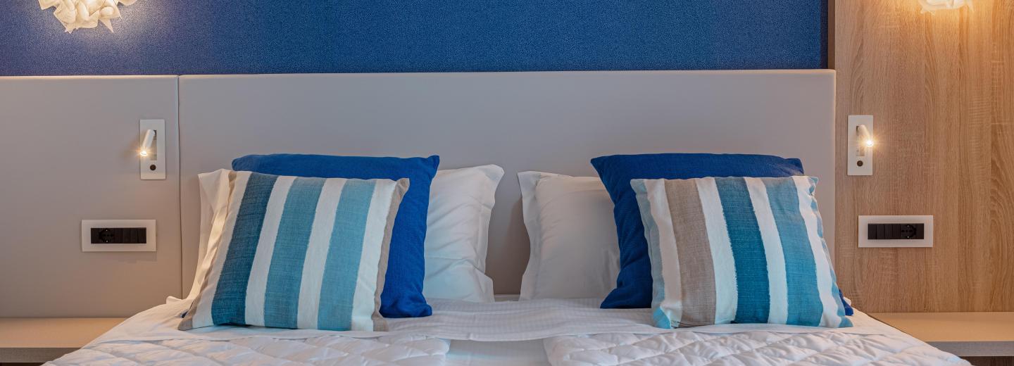 © Eurotours Zimmerbeispiel Doppelzimmer Comfort Balkon seitlicher Meerblick
