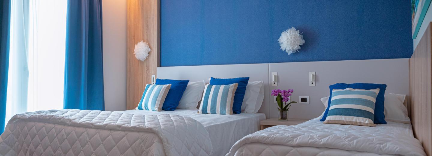 © Eurotours Zimmerbeispiel Dreibettzimmer Comfort Balkon seitlicher Meerblick