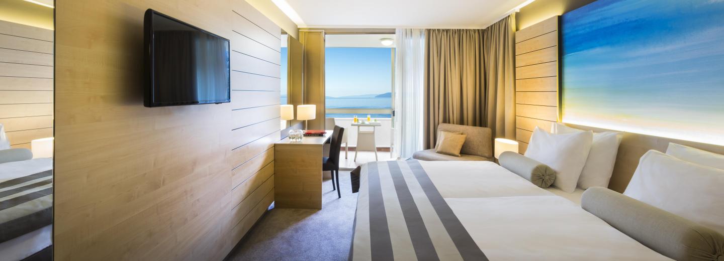 © Eurotours Szoba példa, „Superior balkon tengerre néző” kétágyas szoba