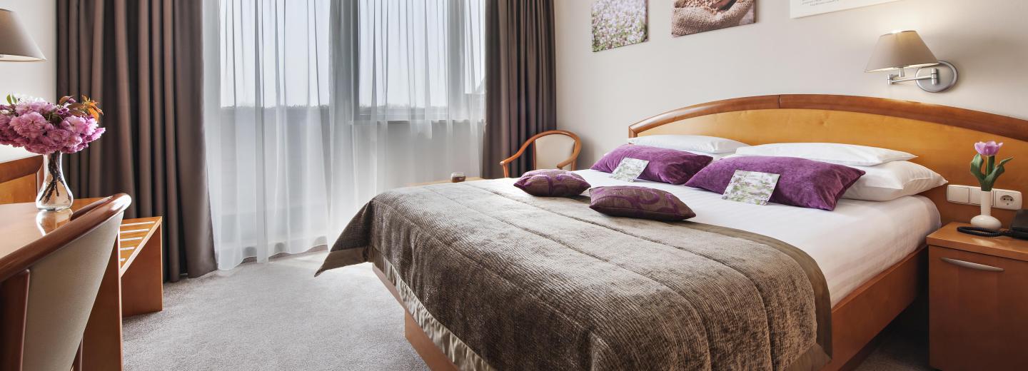 Szoba példa, kétágyas szoba (DZ) „Economy erkély, parkra néző, francia ágy”