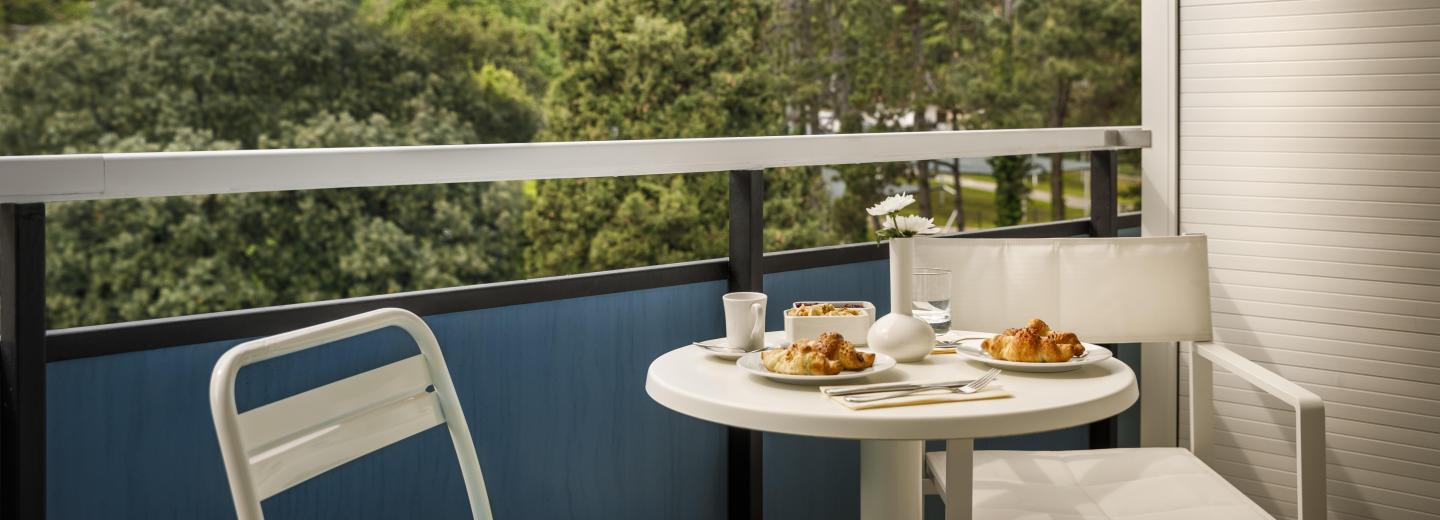 Zimmerbeispiel, Familienzimmer „Superior Balkon Parkblick“