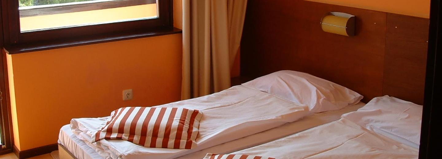 © Eurotours Zimmerbeispiel, Economy Doppelzimmer