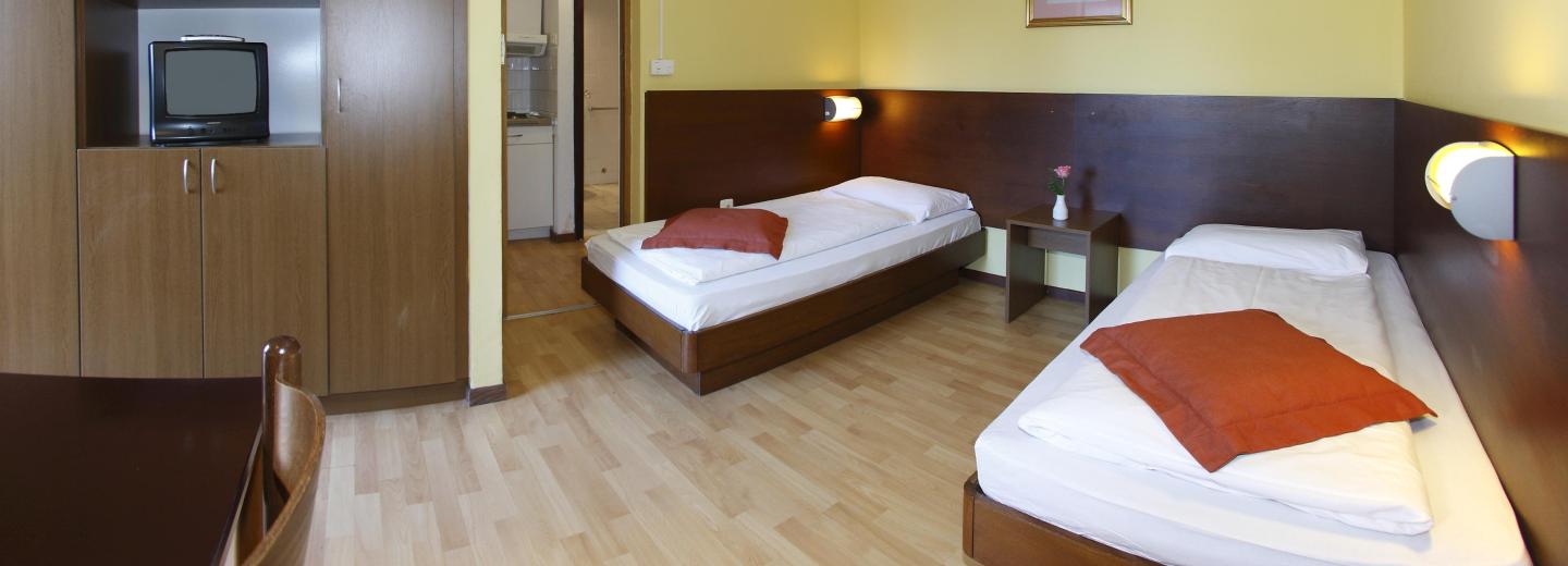 © Eurotours Zimmerbeispiel, Standard Familienzimmer Balkon