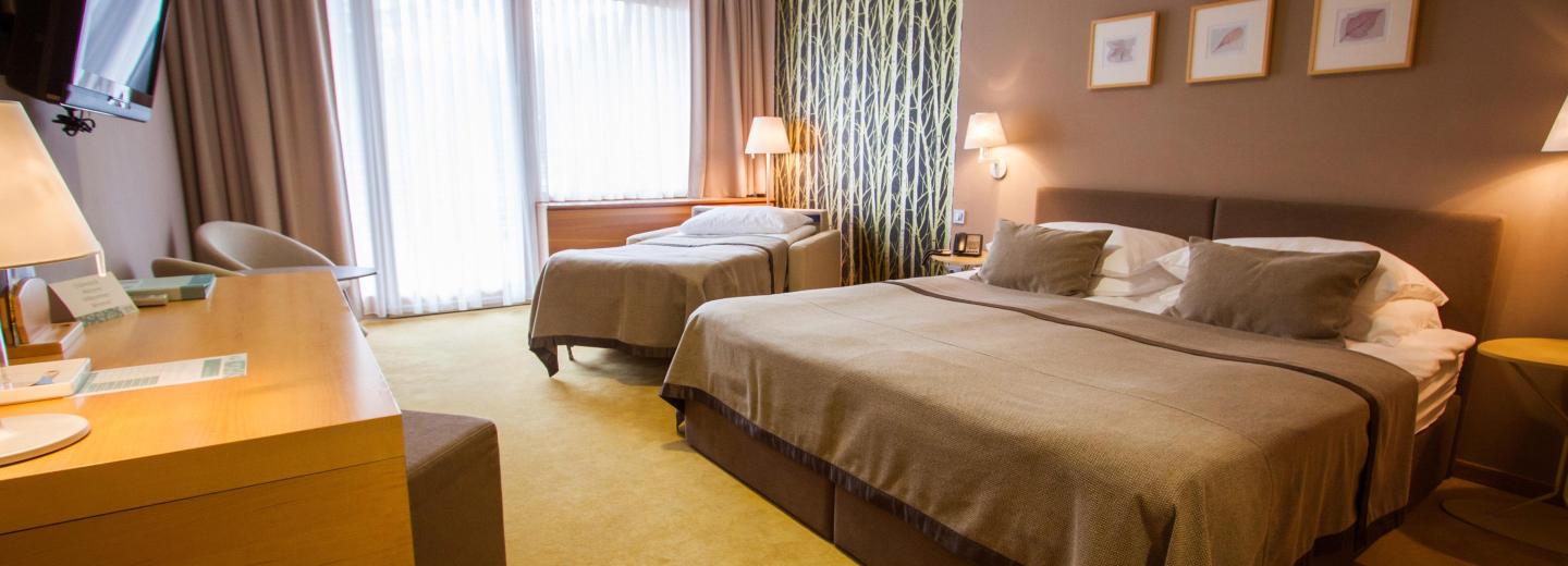 Szoba példa, kétágyas szoba erkéllyel, kilátás a hegyre