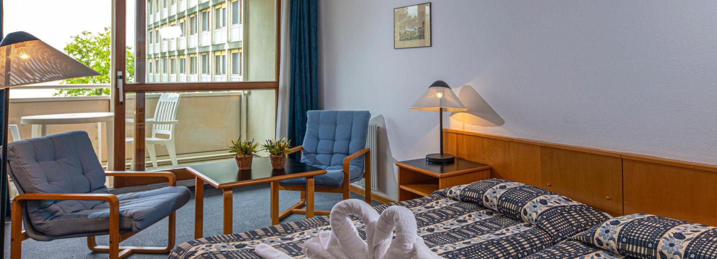 Szoba példa, Superior kétágyas szoba erkéllyel, kilátás a tóra