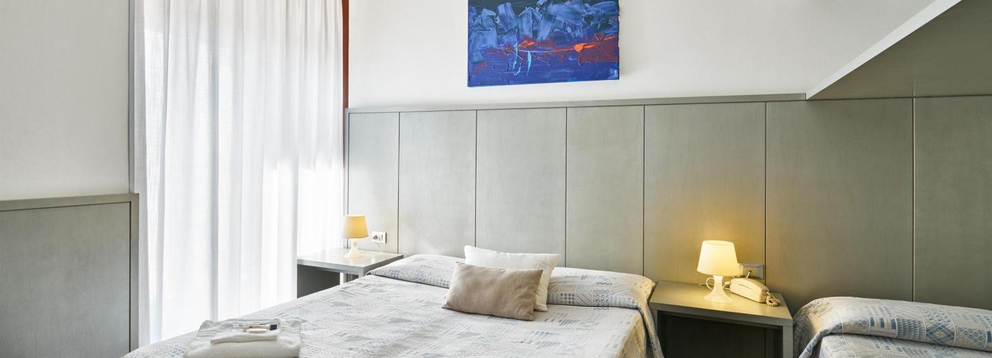 Zimmerbeispiel, Dreibettzimmer «Standard Balkon»