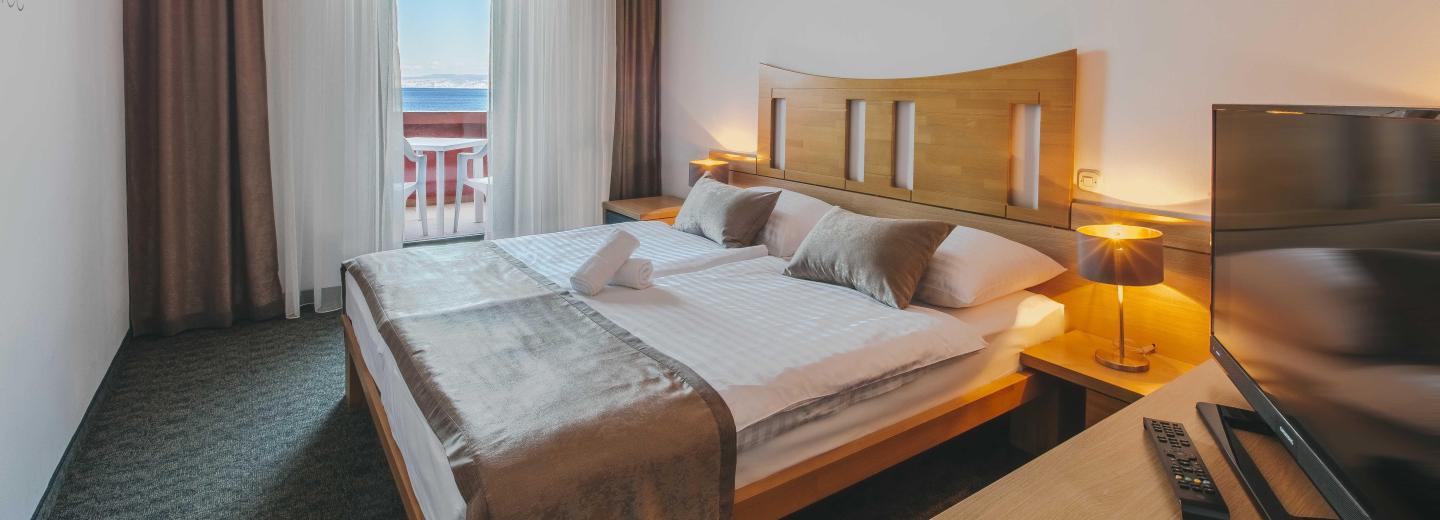 Szoba példa, kétágyas szoba „Standard kilátás a tengerre S2S“