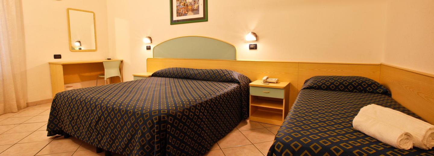 Szoba példa classic háromágyas szoba erkéllyel