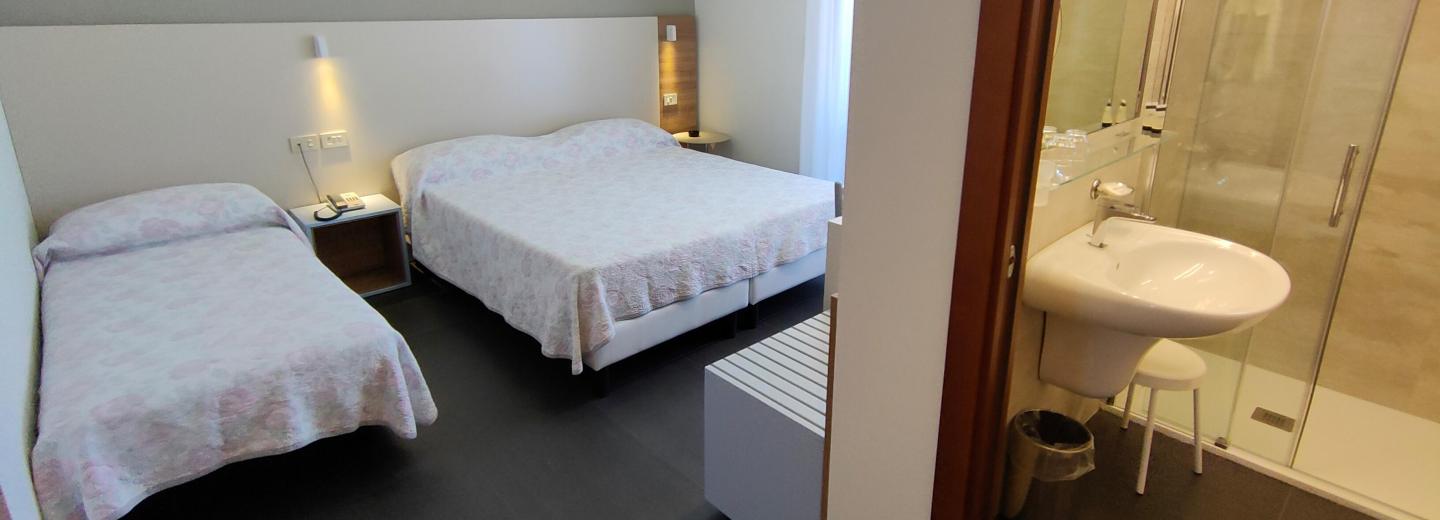 Szoba példa, „Standard“ háromágyas szoba erkéllyel