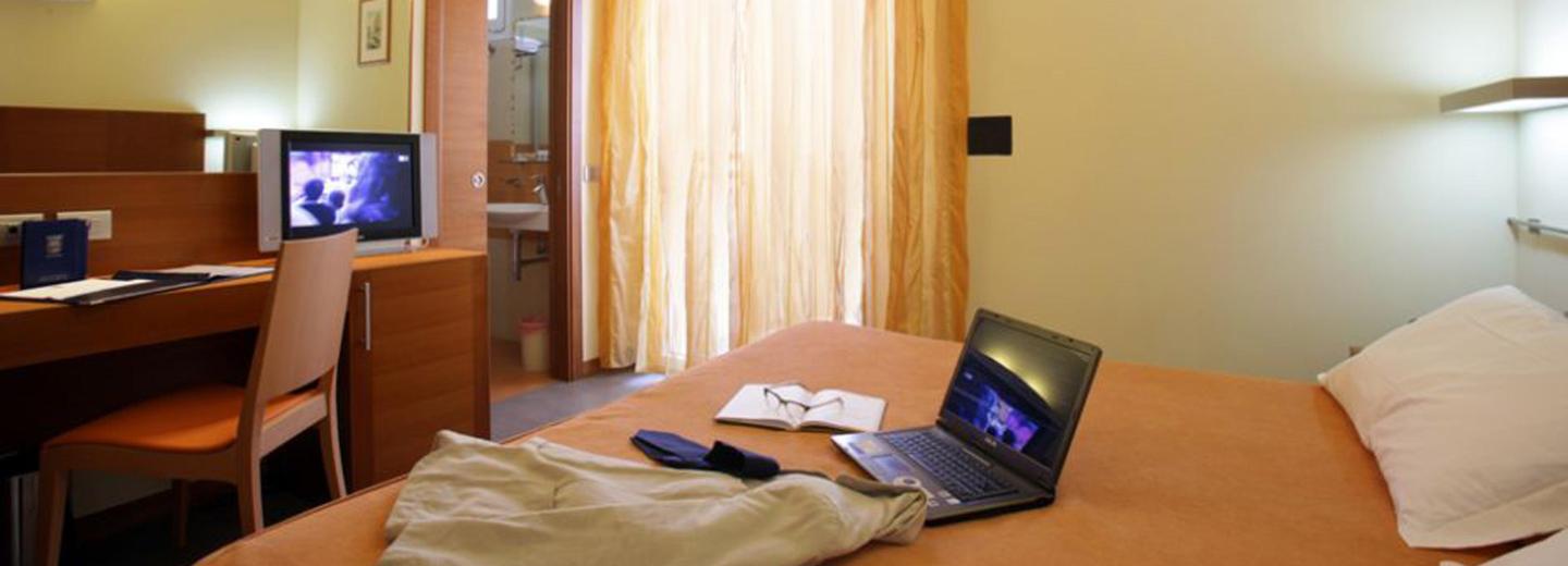 Szoba példa, standard kétágyas szoba erkéllyel