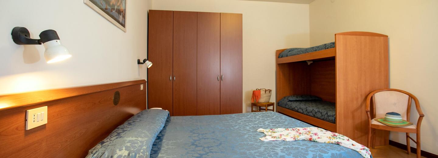 Zimmerbeispiel, Mehrbettzimmer „Standard Balkon“