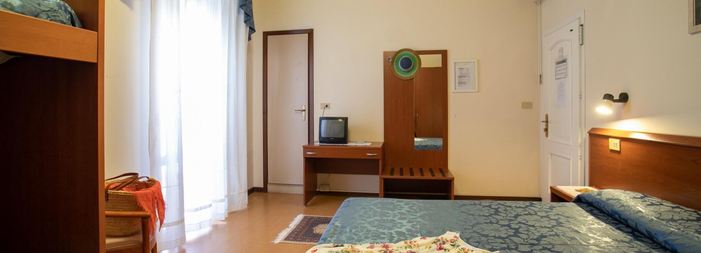 Zimmerbeispiel, Mehrbettzimmer „Standard Balkon“