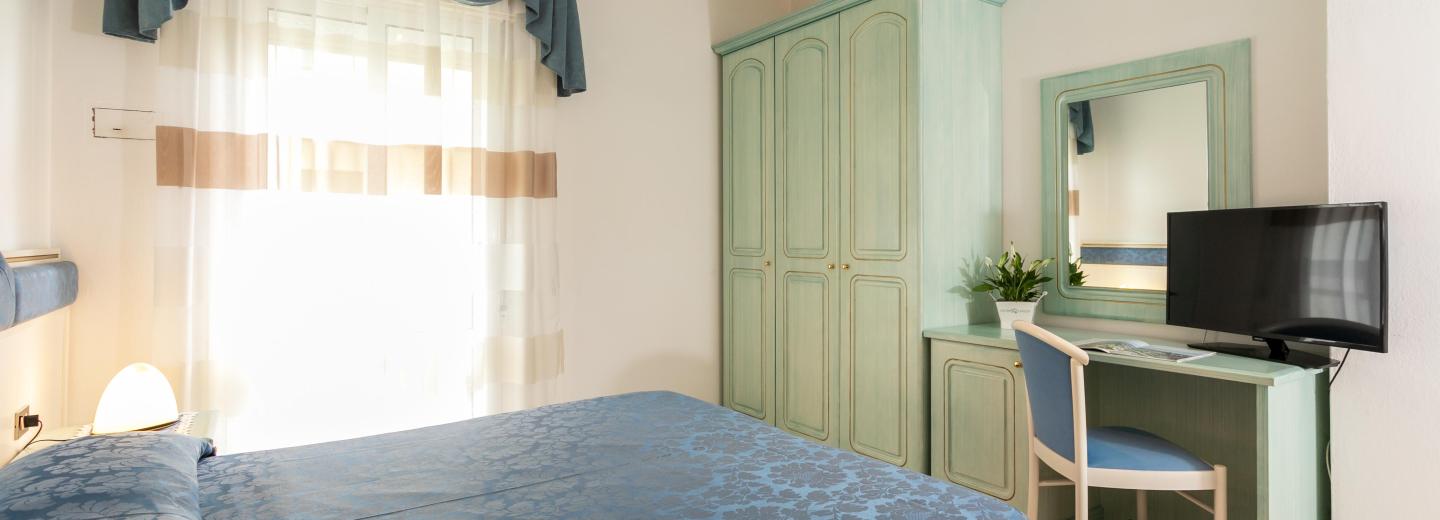 Szoba példa, kétágyas szoba „Standard“ erkéllyel, oldalsó kilátás a tengerre