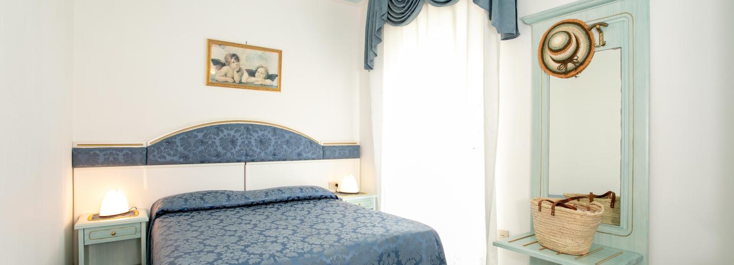 Szoba példa, kétágyas szoba  „Standard“ kétágyas szoba erkéllyel, oldalsó kilátás a tengerre