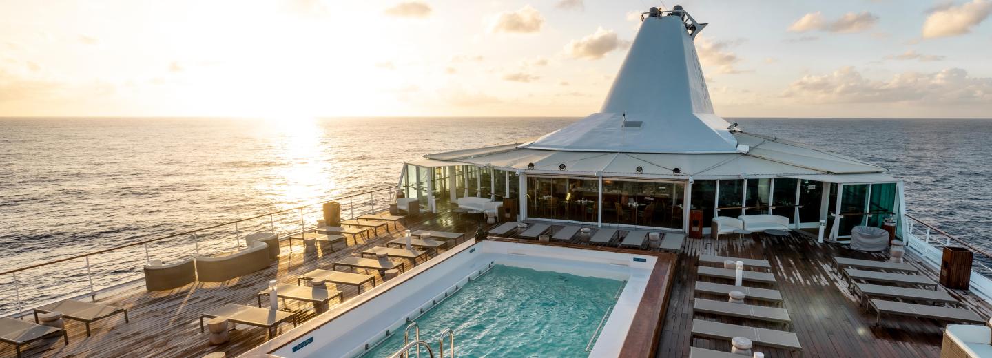 Mesés déli-tengeri fürdőzés és hajóút