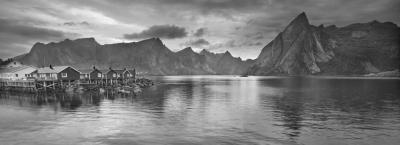 9828907/lofoten-norwegen-istock-000045435574-full-0_1762244919087.jpg
