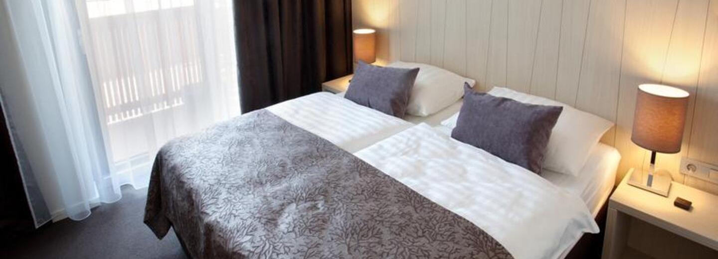 Szoba példa, standard kétágyas szoba erkéllyel