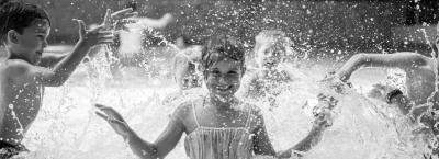 9829240/kinder-im-wasser-wellenbecken-8_1762763266964.jpg