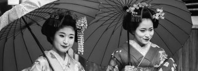 9829636/geisha-japan-gettyimages-543457232-erweitert-0_1763030700922.jpg