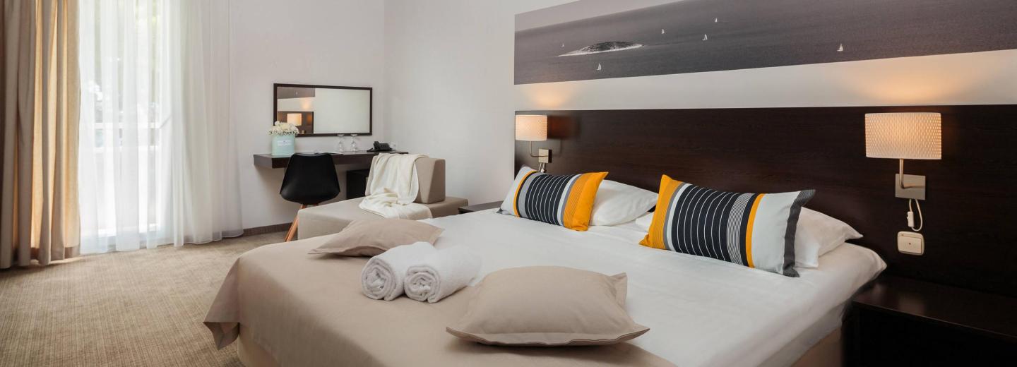 Zimmerbeispiel, Dreibettzimmer Superior Balkon seitlicher Meerblick