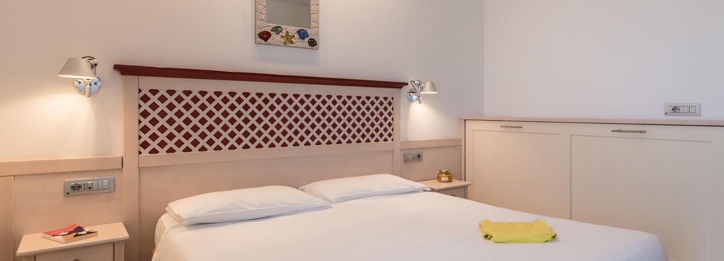 Zimmerbeispiel, multiple bedroom classic balcony