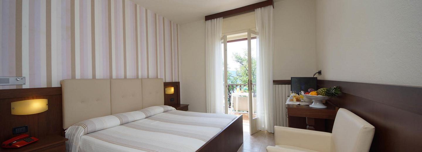 Zimmerbeispiel, Doppelzimmer «Standard Balkon Seeblick»