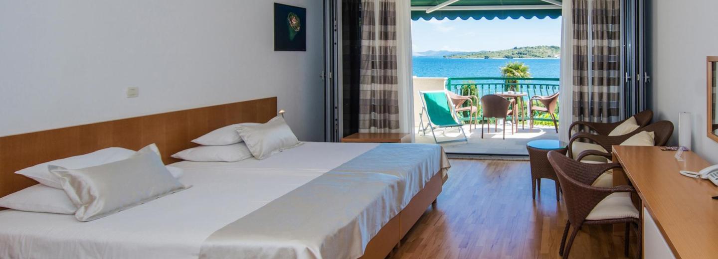 Zimmerbeispiel, Deluxe Dreibettzimmer Balkon Meerblick