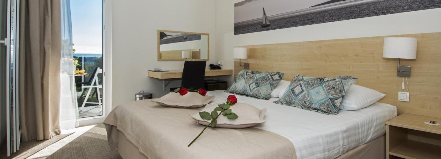 Zimmerbeispiel, Standard Doppelzimmer Balkon Meerblick