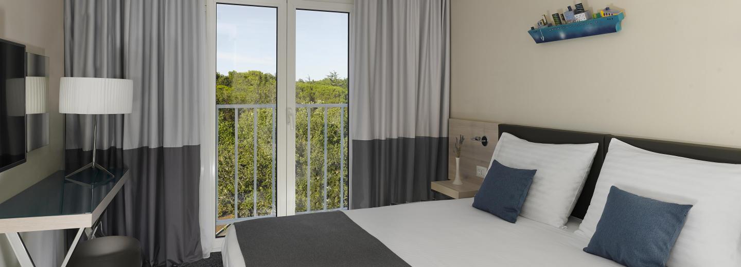 Zimmerbeispiel, Doppelzimmer (DZ) „Standard Parkseite“