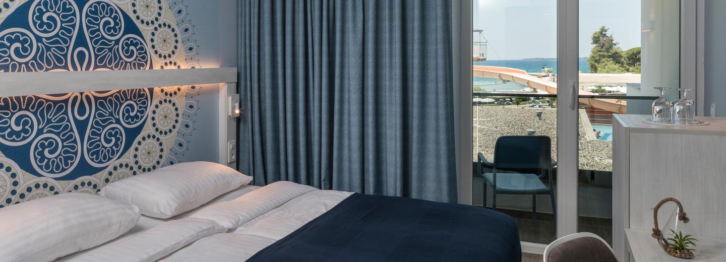 Zimmerbeispiel, DB02 Superior Doppelzimmer Balkon Meerseite