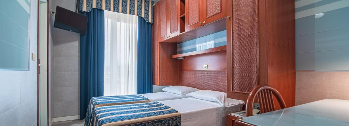 Szoba példa, standard kétágyas szoba erkéllyel